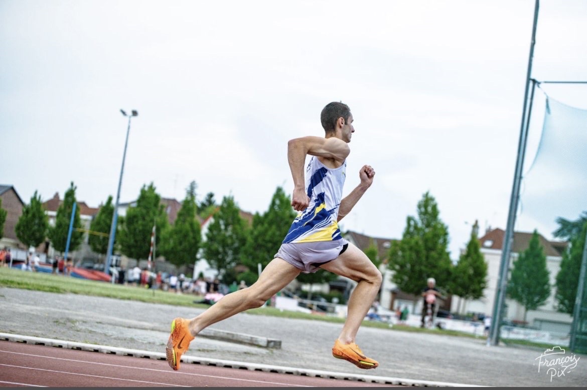 Julien en plein sprint sur la piste