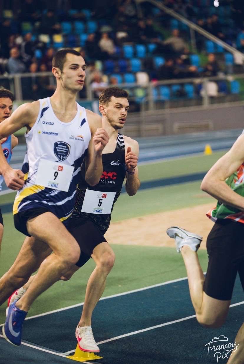 Julien en course, dossard 9 — 800 m indoor