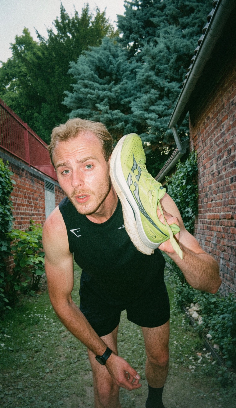 Lucas, fondateur de ROADENT, chaussure sur l'épaule